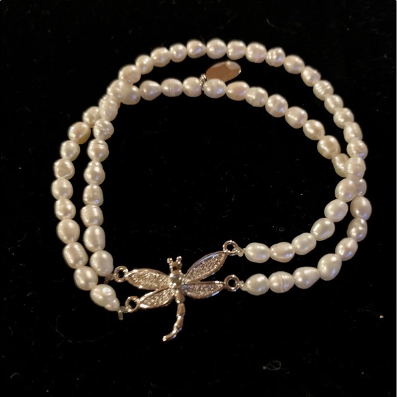 Delicate pearl stretch bracelet w/Dragonfly accent - Picture 3 of 3